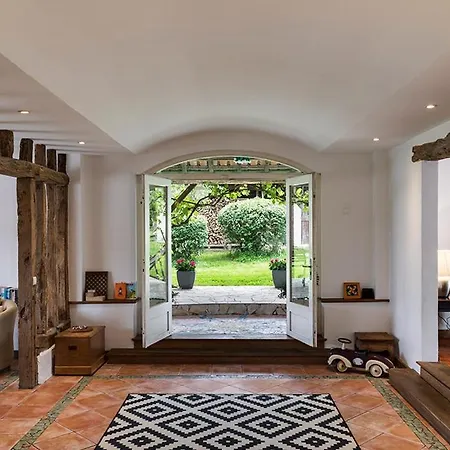 Sleeps 10 Villa *